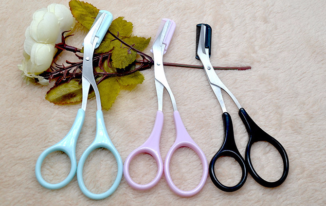 Eyebrow scissors