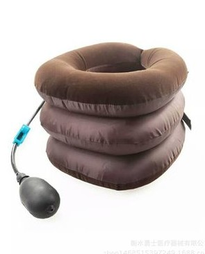 Inflatable neck support includes pump